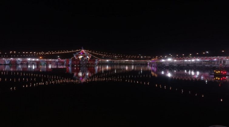 छठको मुख्य दिन आज, अस्ताउँदो सूर्यलाई अर्घ्य दिइँदै